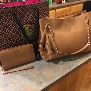 TORY BURCH HANDBAG/WRISTLET SET!